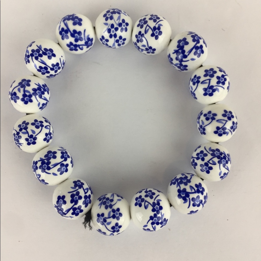 White and Blue floral beaded stretchy bracelet EUC - Picture 7 of 8